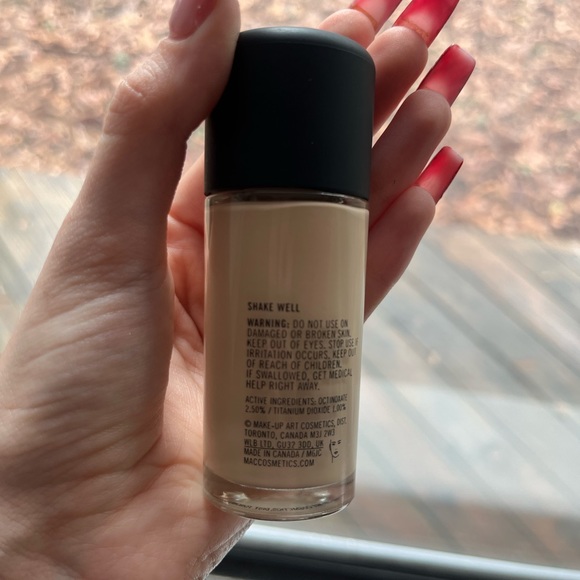 Mac Studio fix fluid foundation (NC10) - Picture 2 of 3